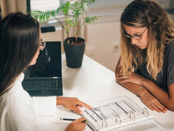 Nutritionist consulting with a patient